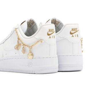 Białe Nike Air Force 1 Low LX Lucky Charms ze złotym łańcuszkiem - DD1525-100