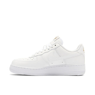 Białe Nike Air Force 1 Low LX Lucky Charms ze złotym łańcuszkiem - DD1525-100