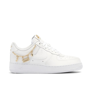 Białe Nike Air Force 1 Low LX Lucky Charms ze złotym łańcuszkiem - DD1525-100